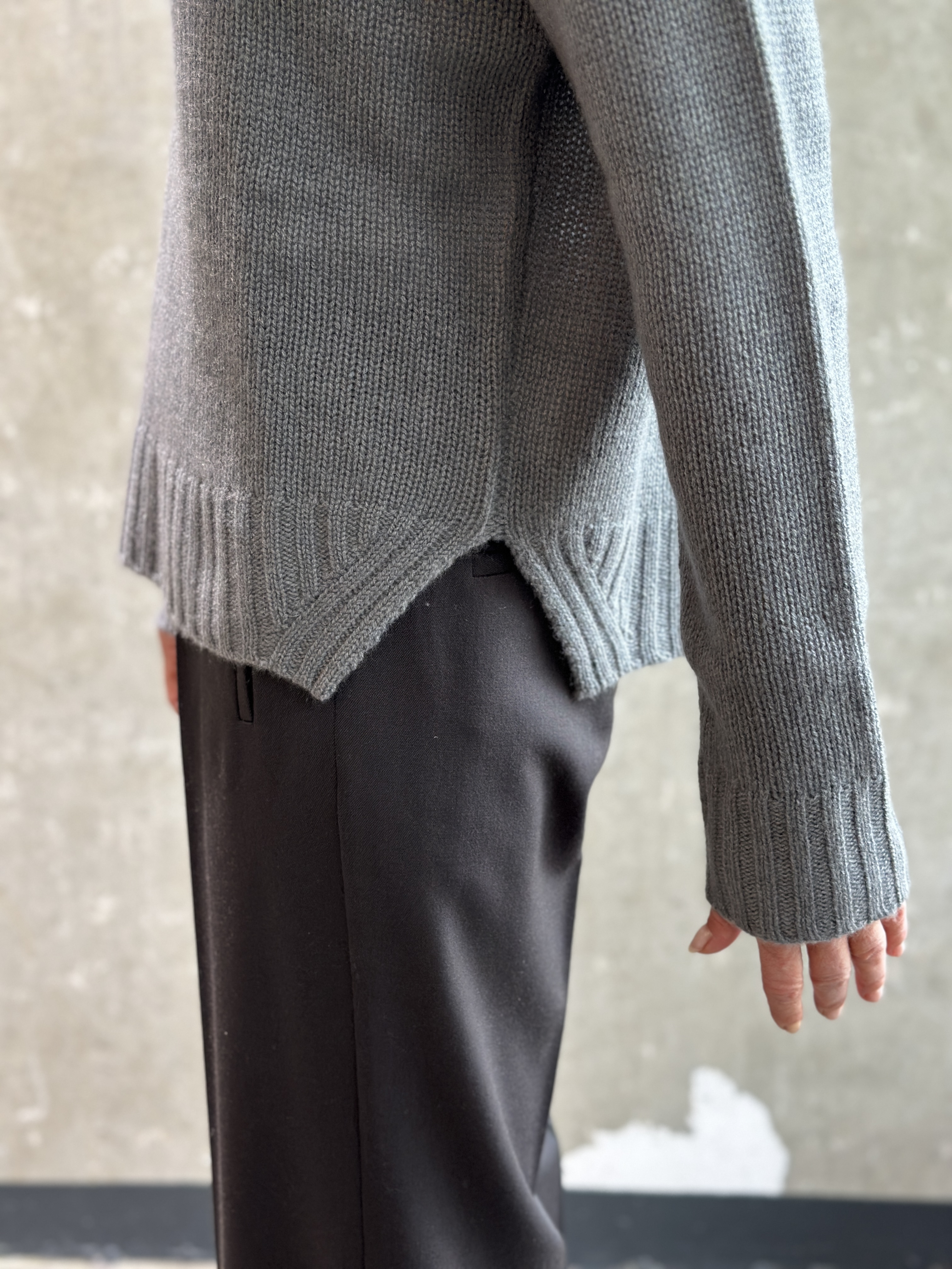 HANDMADE V-Neck Pullover concrete