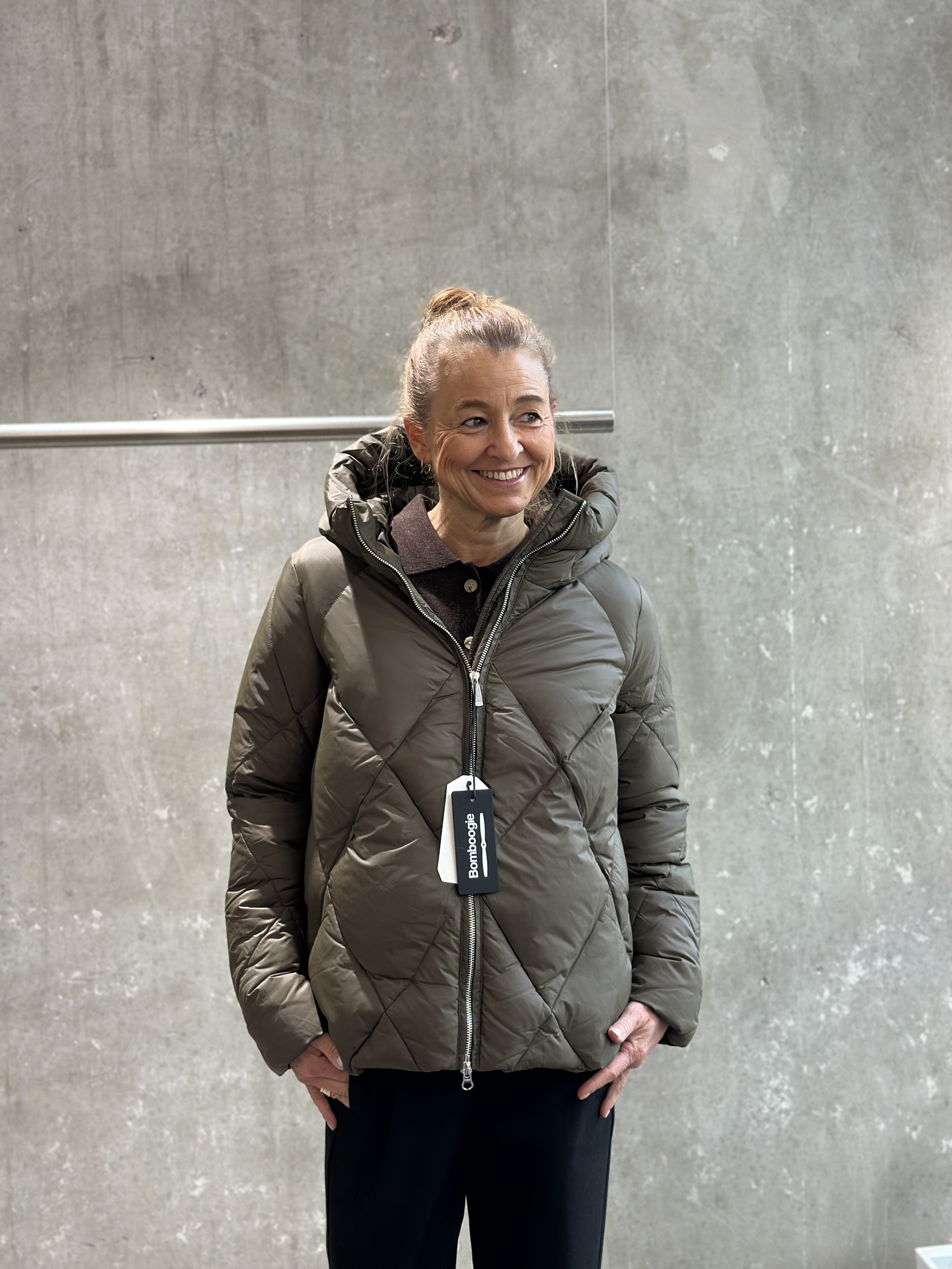 BOMBOOGIE Daunenjacke dark moss green