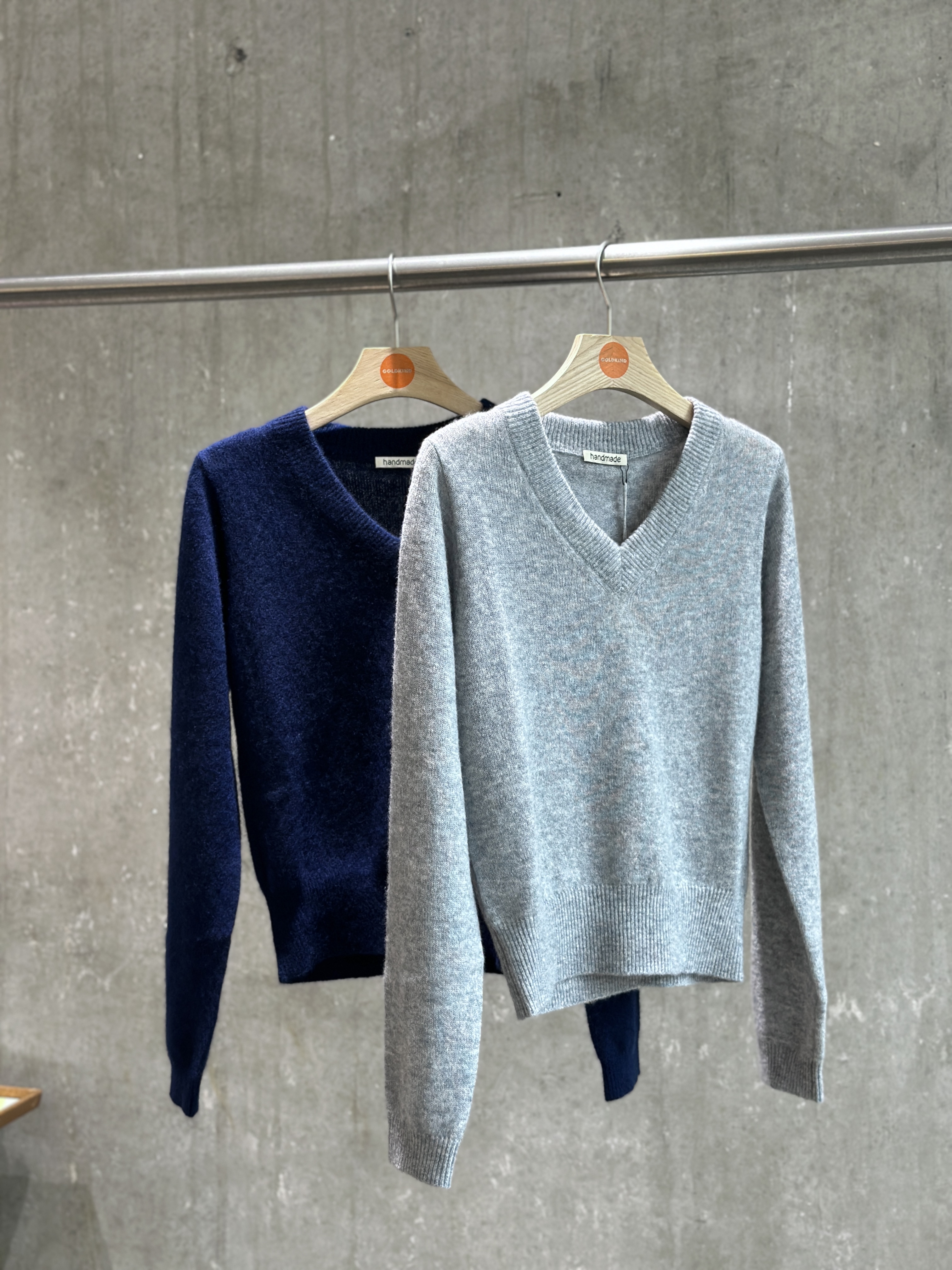 HANDMADE V-Pullover in 2 Farben