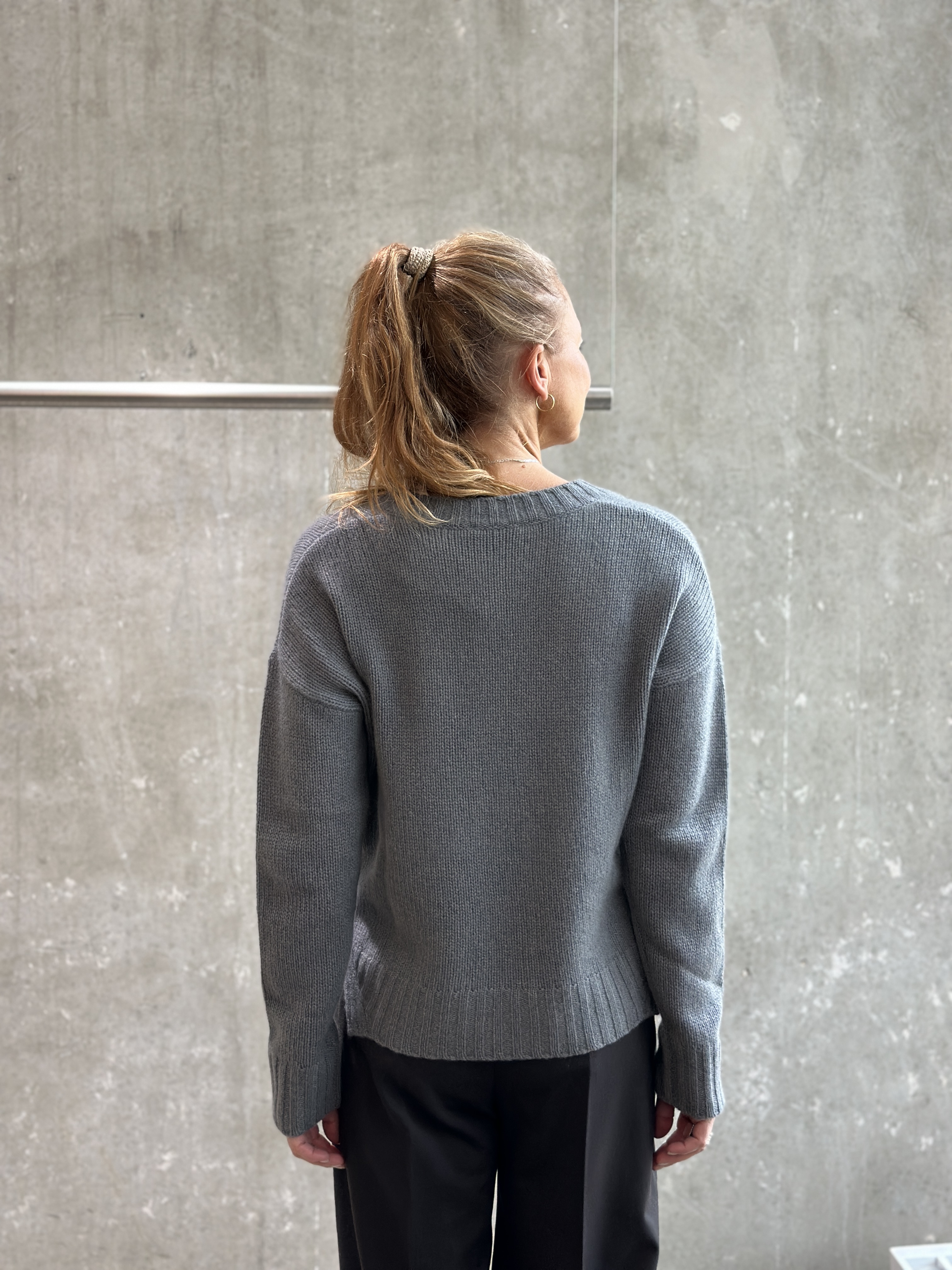 HANDMADE V-Neck Pullover concrete