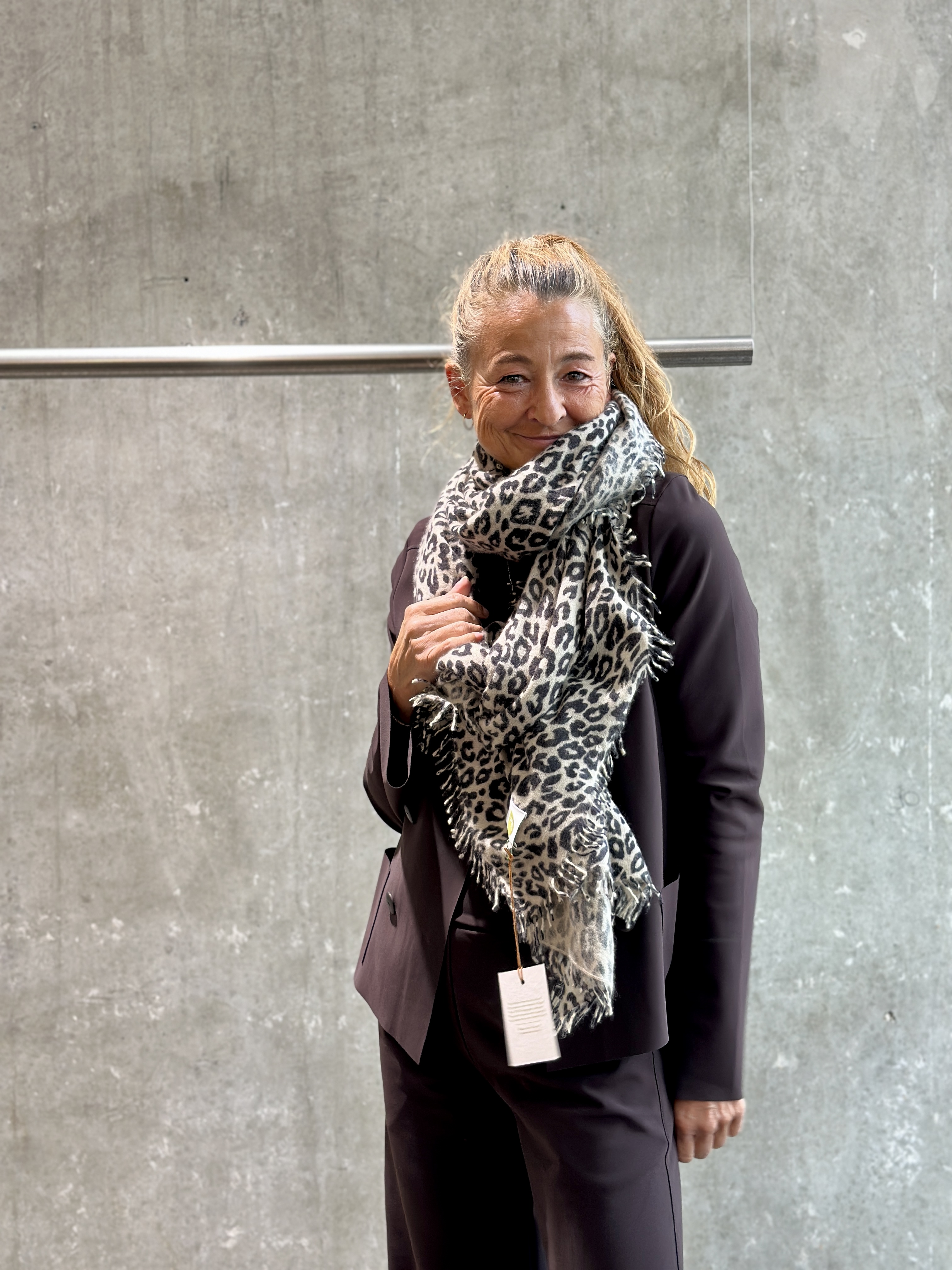 VON GOAT Schal leo latte/black