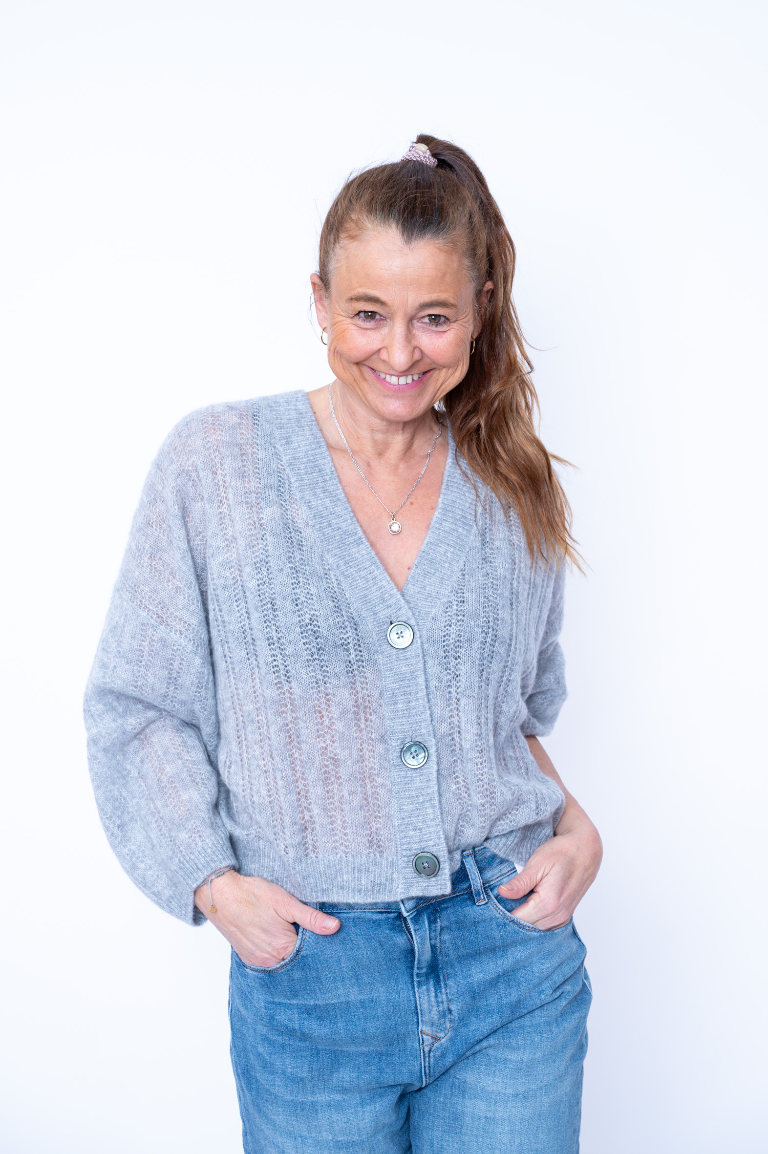 HANDMADE Cardigan hellgrau & schwarz