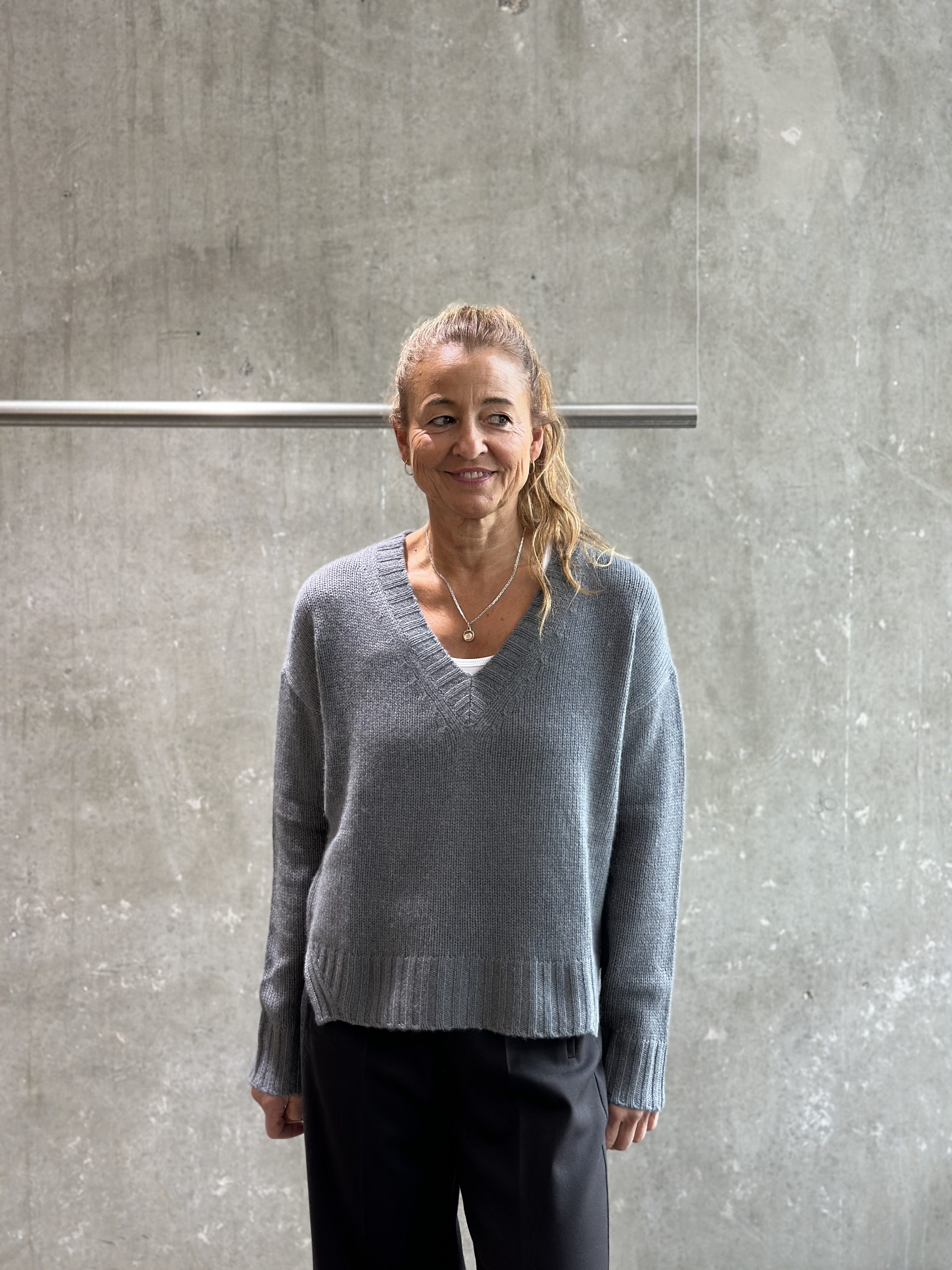 HANDMADE V-Neck Pullover concrete