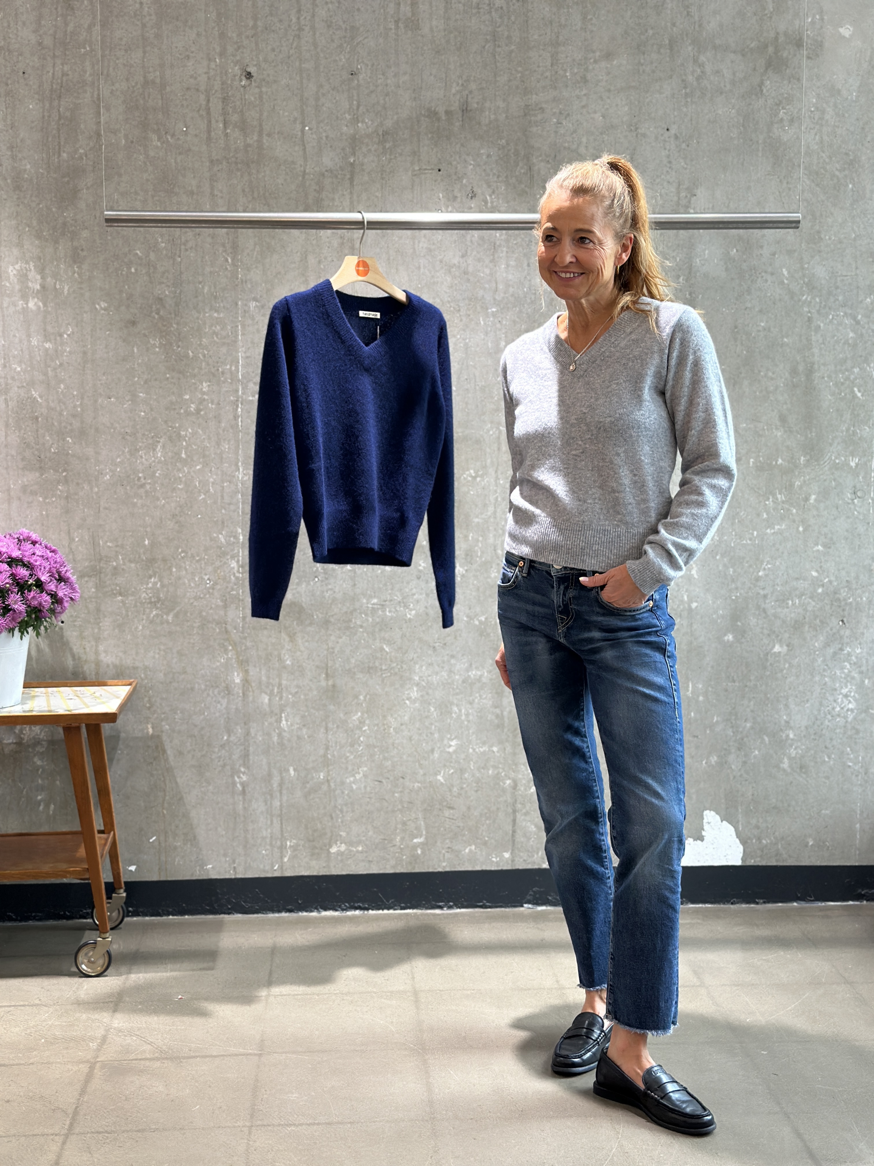 HANDMADE V-Pullover in 2 Farben